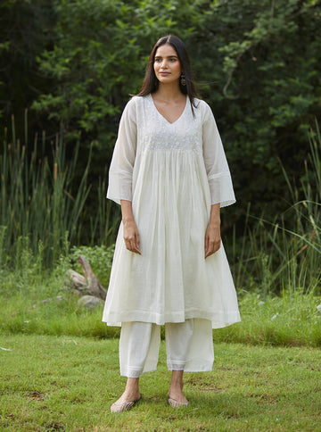 Ivory Floral Thread Embroidery Kurta Set