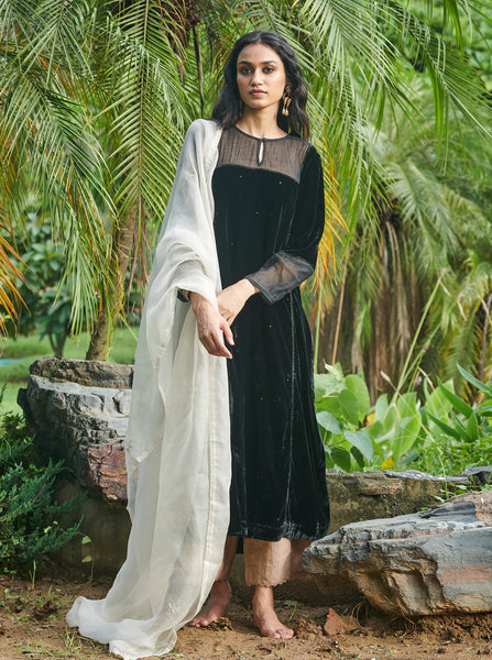 Velvet Kurti Design Ideas | Velvet gown Designs | Velvet Dress Designs |  Desain rok, Desain kurti, Desainer busana