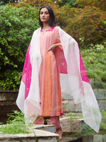 Load image into Gallery viewer, Peach and Fuchsia Tie and Dye Kurta Set
