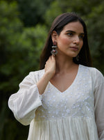 Load image into Gallery viewer, Ivory Floral Thread Embroidery Kurta
