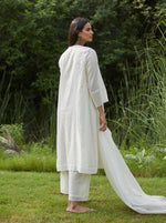 Load image into Gallery viewer, Ivory Floral Thread Embroidery Kurta
